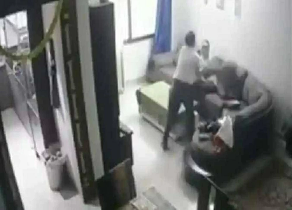 مصرية تضع منوماً في مشروب زوجها.. فيقتلها بـ«المكنسة»