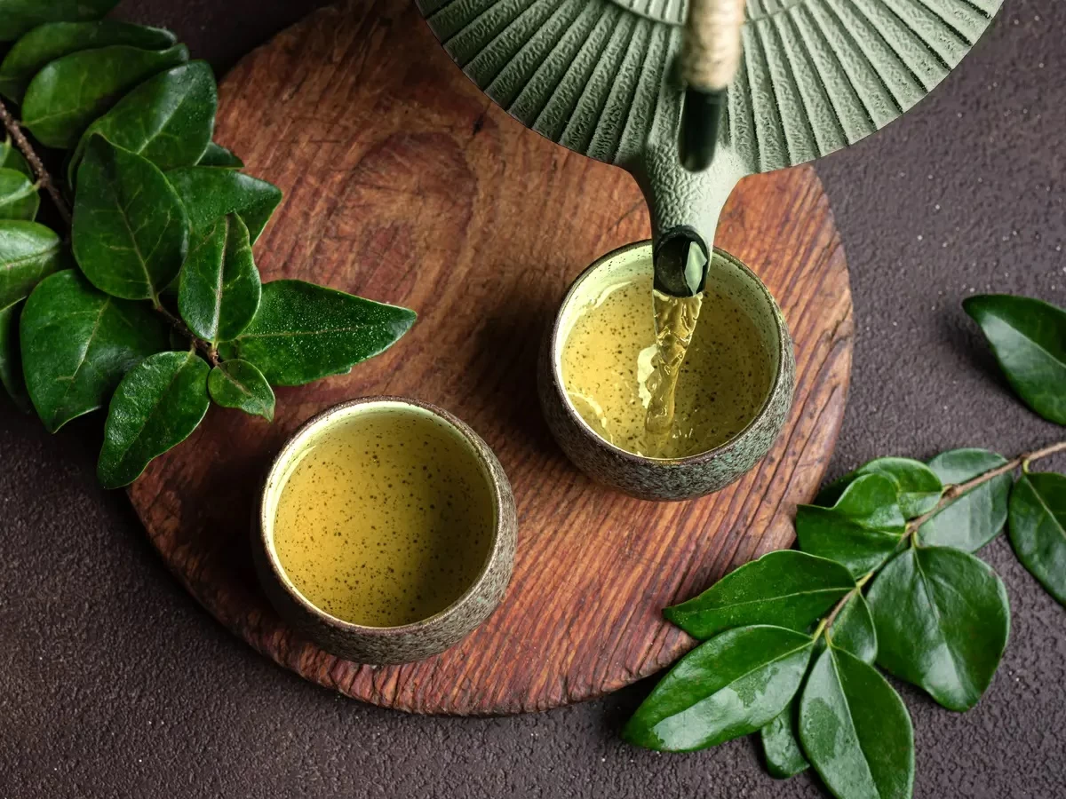 هل تعرف الأطعمة التي تتفاعل مع الشاي الأخضر وتضر صحتك؟