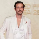 كريم قاسم لـ«عكاظ»: استلهمت ملامح شخصيتي في مسلسل «مناعة» من نجوم الثمانينات