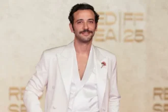 كريم قاسم لـ«عكاظ»: استلهمت ملامح شخصيتي في مسلسل «مناعة» من نجوم الثمانينات