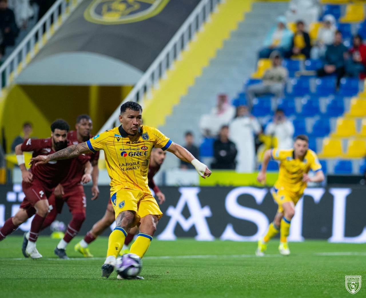 صراع الهروب بين ضمك والنجمة.. والخلود يهدد الحزم