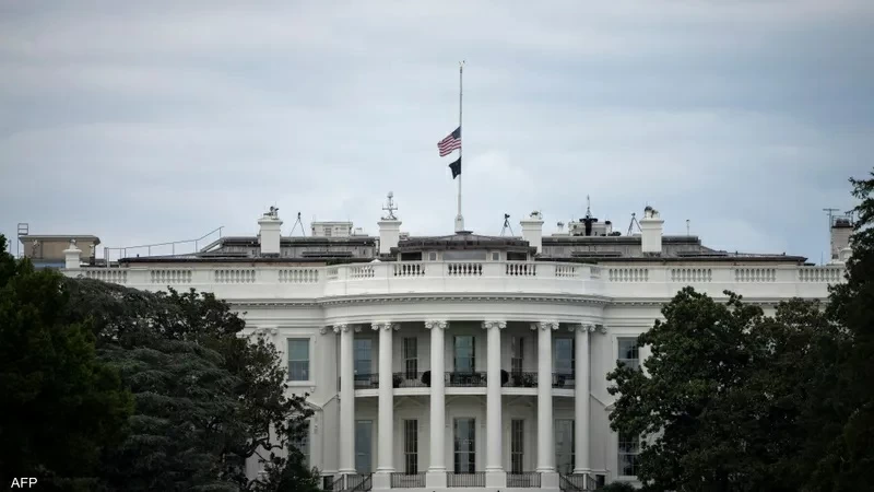 هدية ترمب الغريبة تثير فضول البيت الأبيض