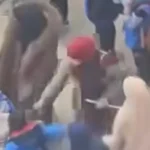 واحدة تثبت والأخرى تضرب.. غضب جزائري من اعتداء معلمات على طفل