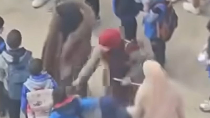 واحدة تثبت والأخرى تضرب.. غضب جزائري من اعتداء معلمات على طفل