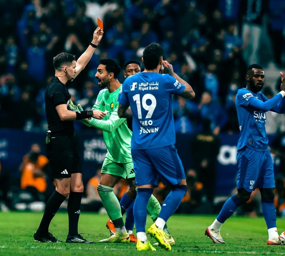 بـ 67 بطاقة .. دوري روشن ملطخ باللون «الأحمر»