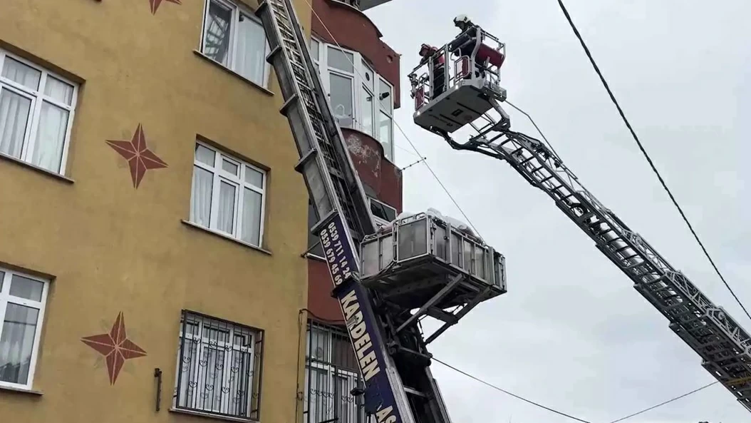 عملية إسعاف استثنائية.. رافعة تخرج شابة سورية تزن 240 كغم من الطابق السابع