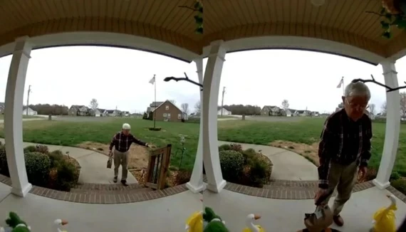 فيديو مؤثر يهز الإنترنت.. ويجمع نصف مليون دولار لعامل توصيل مُسن