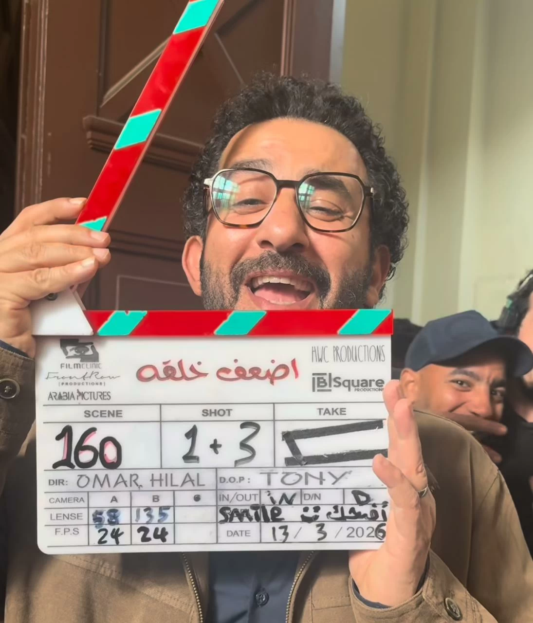 أحمد حلمي ينتهي من تصوير «أضعف خلقه» ويحتفل مع فريق العمل