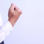 سلوكيات يومية قد تُضعف صورتك المهنية دون أن تنتبه