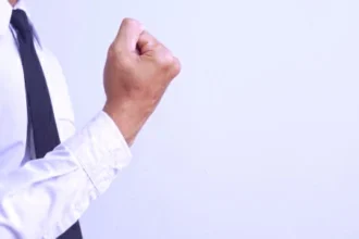 سلوكيات يومية قد تُضعف صورتك المهنية دون أن تنتبه