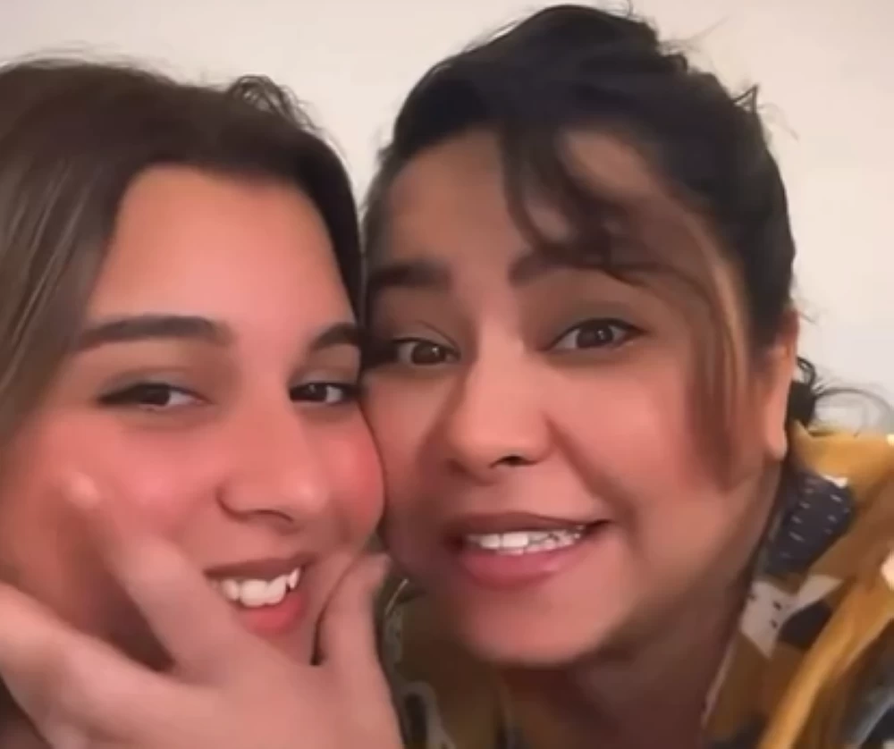 بعد غياب عام.. شيرين عبد الوهاب تعود للظهور برفقة ابنتها وتطمئن جمهورها