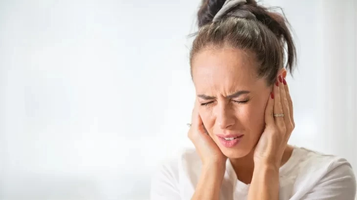 برنامج إلكتروني يخفف القلق والاكتئاب المرتبطين بطنين الأذن