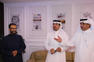 بحضور المدير العام ونائب رئيس التحرير.. «عكاظ» تعايد منسوبيها بالورود