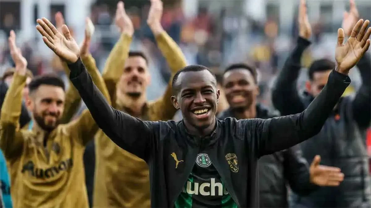 من أجل منافسة عادلة.. لانس يرفض طلب سان جيرمان