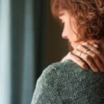 عرض بسيط لا تتجاهله.. ألم الكتف قد يكون إنذاراً لمرض خطير