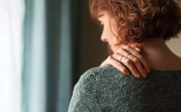 عرض بسيط لا تتجاهله.. ألم الكتف قد يكون إنذاراً لمرض خطير