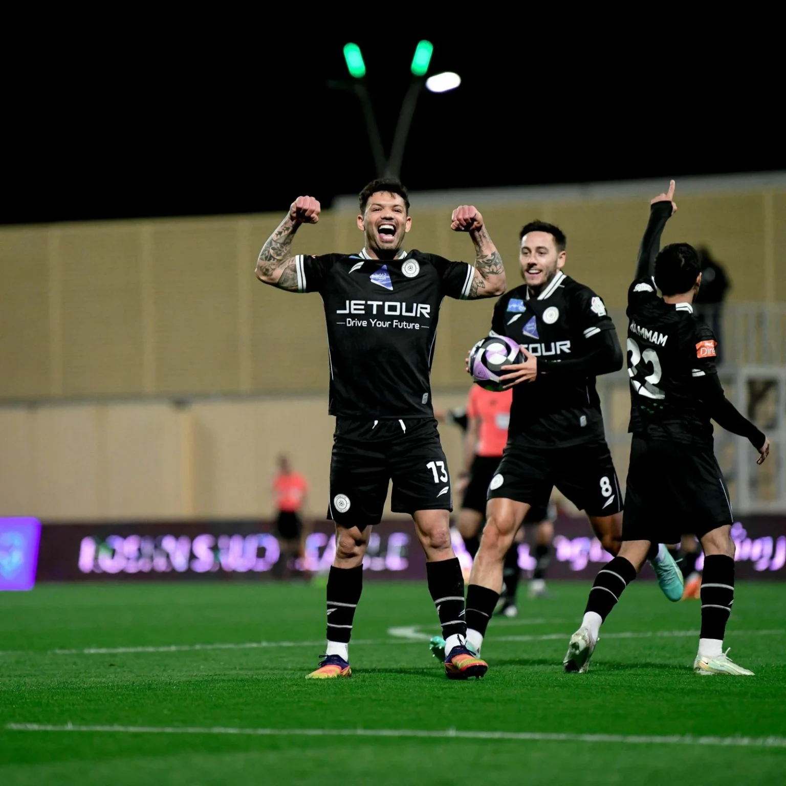 جراحة ناجحة لكارلوس الشباب