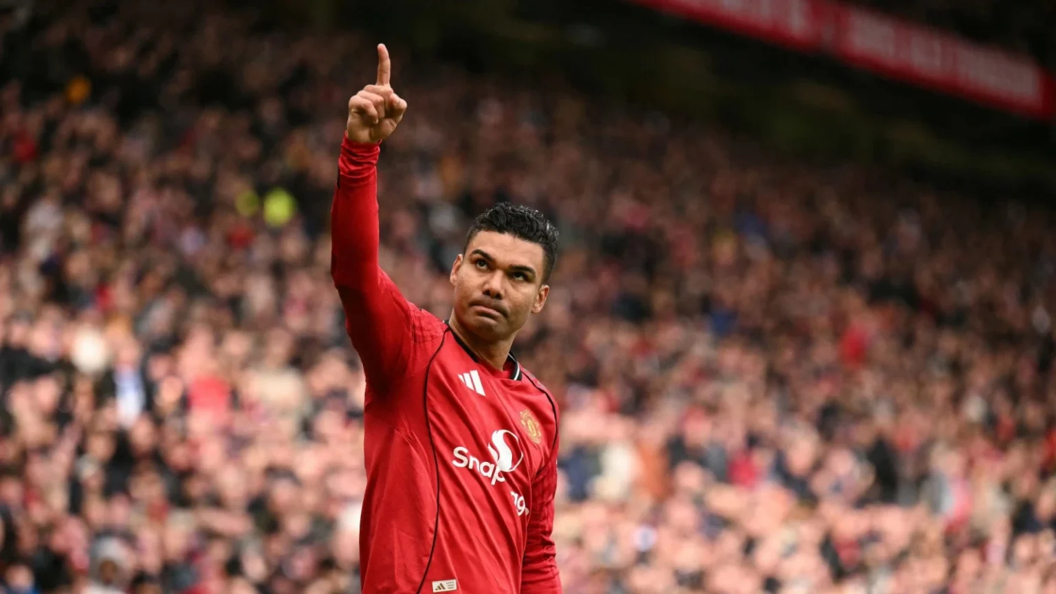 تحسباً لرحيل فابينيو.. الاتحاد يراقب كاسيميرو