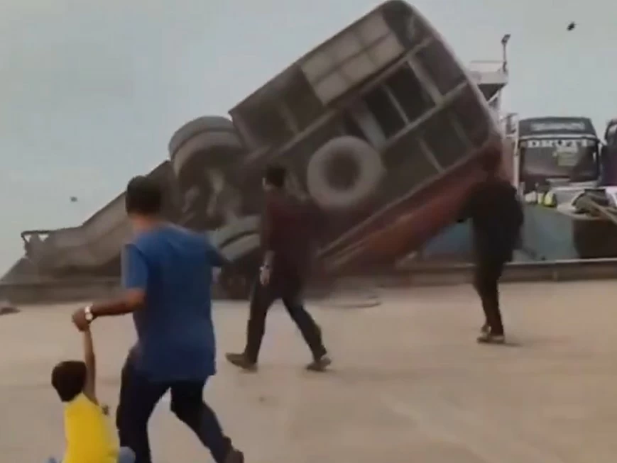 مصرع 18 شخصاً إثر سقوط حافلة في نهر ببنغلاديش مصرع 18 شخصاً إثر سقوط حافلة في نهر ببنغلاديش