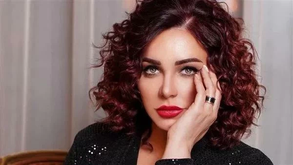 سلاف فواخرجي تفتح النار على منتقدي شائعة تجسيد شخصية أسماء الأسد