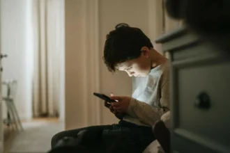 لا داعي للذعر.. 5 طرق لوقف تصفح أطفالك اللانهائي