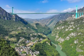 جسر يختصر ساعتين إلى دقيقتين ومتحف مصري بمليار دولار.. أفضل وجهات السفر في 2026