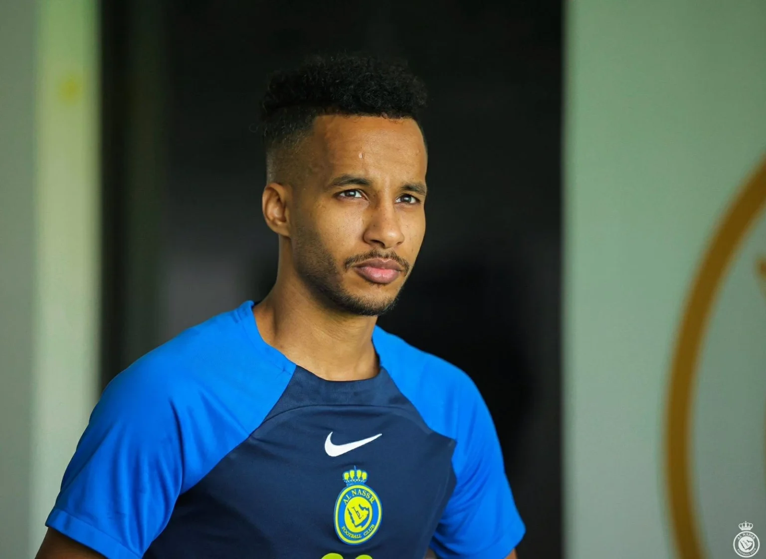 «غريب» بين البقاء أو الرحيل من النصر