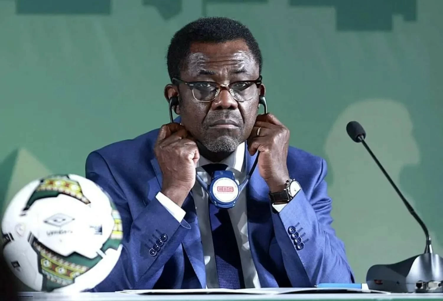 بعد 30 عاماً.. أومبا يغادر «كاف»