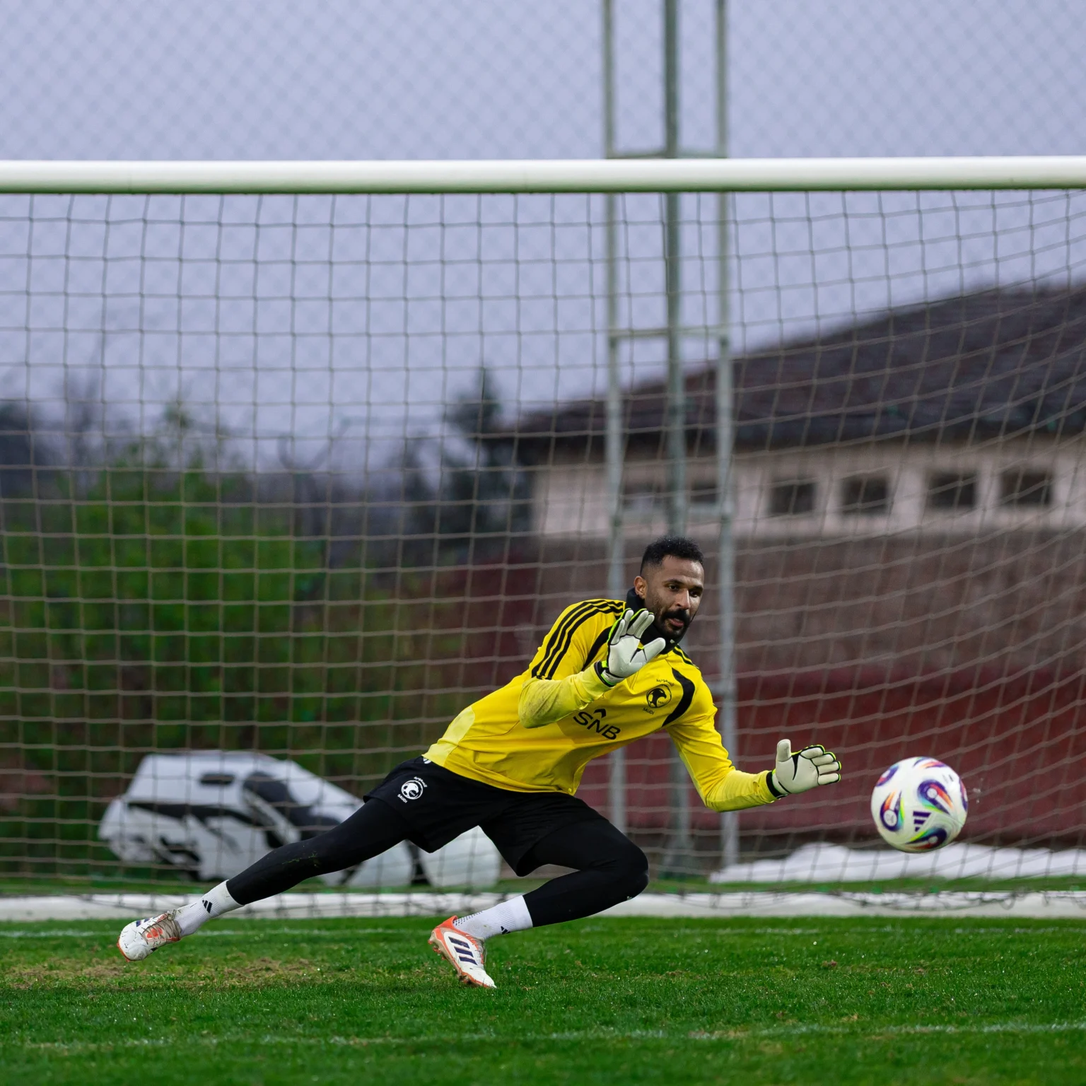 بعد حضوره الأخير في المونديال.. العويس يعود أمام صربيا