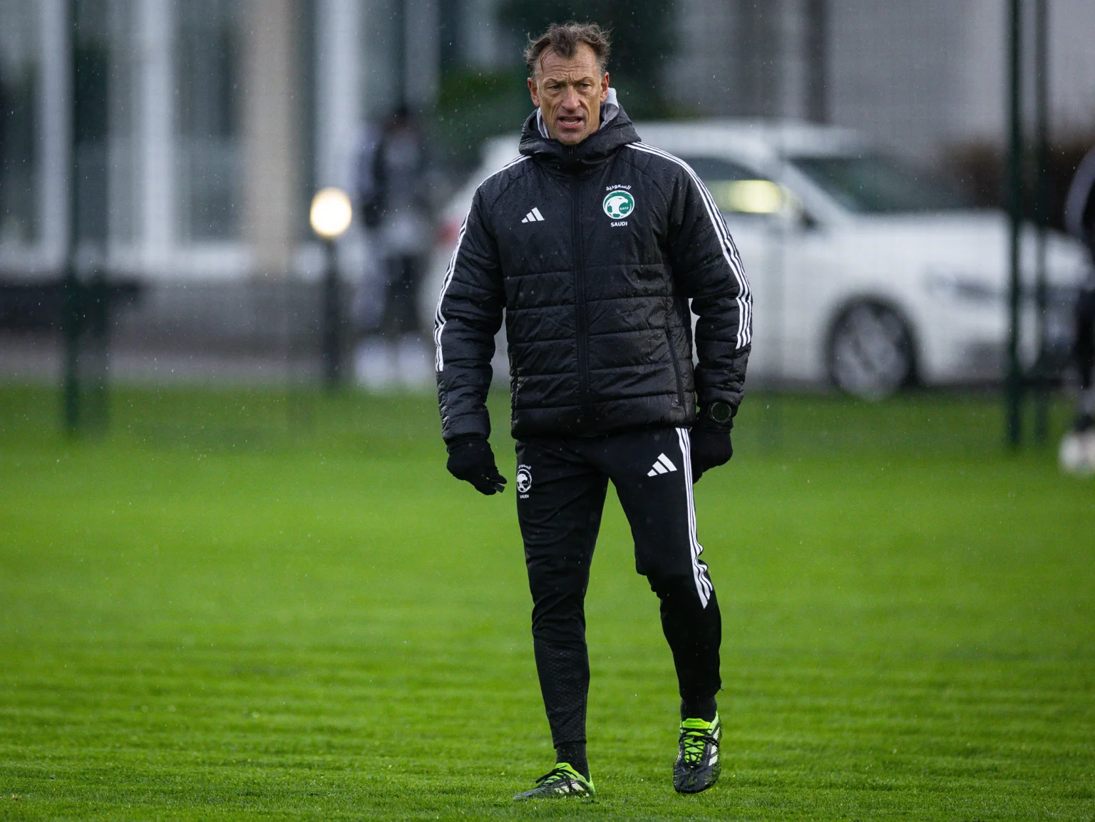 خسر 22 مواجهة مع «الأخضر».. أرقام رينارد تعجّل برحيله