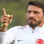 مدرب يفقد وعيه أثناء مباراة منتخب بلاده