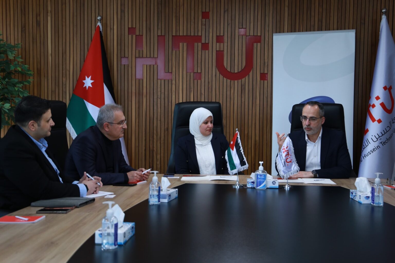 الحسين التقنية و«آرتي كيز» توقّعان مذكرة تفاهم لتعزيز الابتكار التقني وتنمية الكفاءات الرقمية الحسين التقنية و«آرتي كيز» توقّعان مذكرة تفاهم لتعزيز الابتكار التقني وتنمية الكفاءات الرقمية