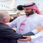 ولي العهد السعودي يستقبل الملك لدى وصوله إلى جدة