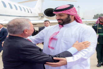 ولي العهد السعودي يستقبل الملك لدى وصوله إلى جدة