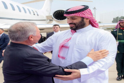 ولي العهد السعودي يستقبل الملك لدى وصوله إلى جدة