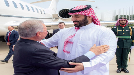 ولي العهد السعودي يستقبل الملك لدى وصوله إلى جدة