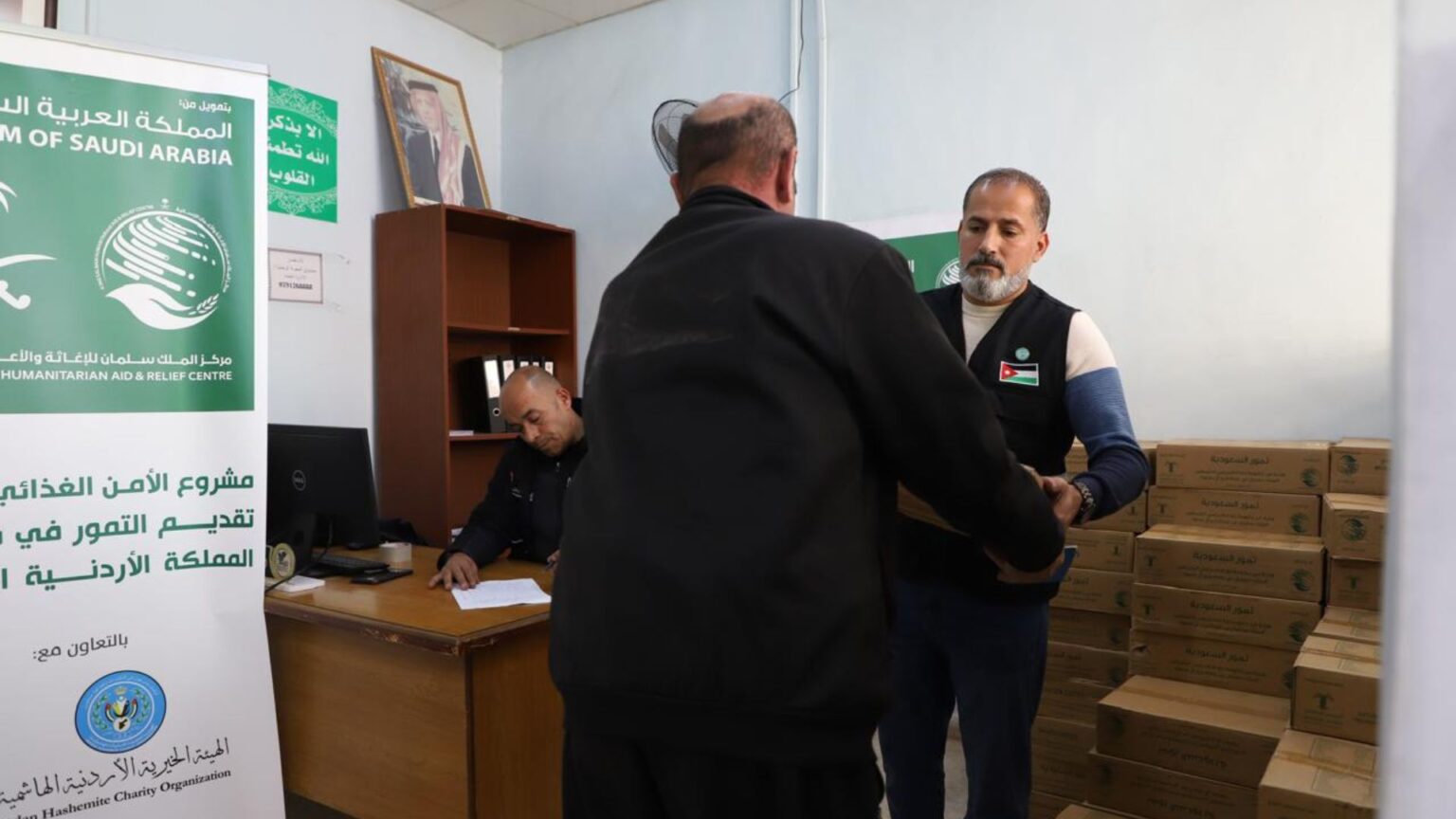 “الخيرية الهاشمية” ومركز الملك سلمان للإغاثة يختتمان مشروع توزيع التمور في الأردن “الخيرية الهاشمية” ومركز الملك سلمان للإغاثة يختتمان مشروع توزيع التمور في الأردن