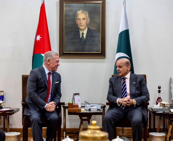 الملك يبحث هاتفيا مع رئيس الوزراء الباكستاني تداعيات الأوضاع الخطيرة في المنطقة الملك يبحث هاتفيا مع رئيس الوزراء الباكستاني تداعيات الأوضاع الخطيرة في المنطقة