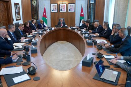 رئيس الوزراء يعقد اجتماعاً لبحث الخطط والإجراءات المتعلِّقة باستدامة المخزون الاستراتيجي