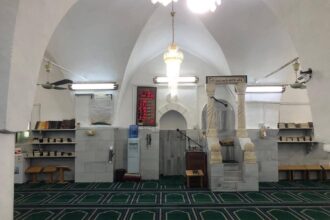 مسجد صخرة الكبير ذاكرة البلدة وأحد أقدم منابرها التاريخية