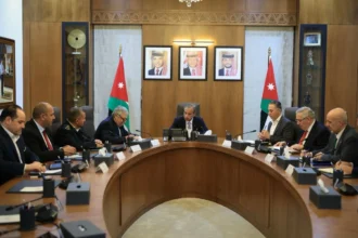 رئيس الوزراء يعقد اجتماعا لمناقشة تسهيل إجراءات حركة المناولة والشحن والتخليص في موانئ العقبة