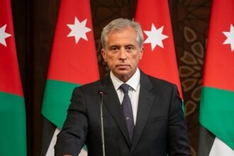 رئيس الوزراء يبحث هاتفيَّاً مع نظيره الكويتي تطوُّرات الأوضاع الخطيرة في المنطقة