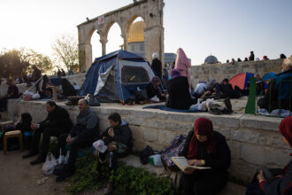 الاحتلال يواصل إغلاق المسجد الأقصى ويمنع التراويح والاعتكاف لأول مرة منذ 1967​ 