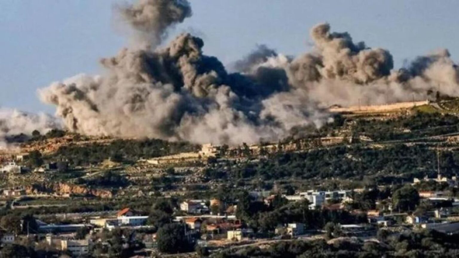 12 شهيدا و21 جريحا في غارات إسرائيلية على البقاع اللبناني​ 