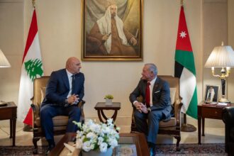 الملك يدين الاعتداء الإسرائيلي على لبنان ويؤكد تضامن الأردن مع الأشقاء اللبنانيين.