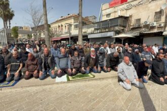المقدسيون يؤدون صلاة الجمعة الأخيرة من رمضان على مقربة من “الأقصى”​ 