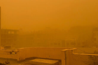 عاصفة رملية تضرب قطاع غزة وتُفاقم مأساة النازحين​ 