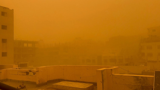 عاصفة رملية تضرب قطاع غزة وتُفاقم مأساة النازحين​ 