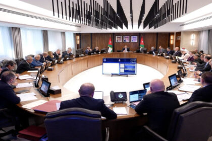 الحكومة تطلق المرحلة الأولى من مشروع النقل المدرسي بالشراكة مع القطاع الخاص