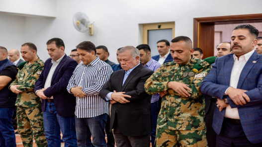 الملك يؤدّي صلاة عيد الفطر في مسجد الحرس الملكي بالعقبة